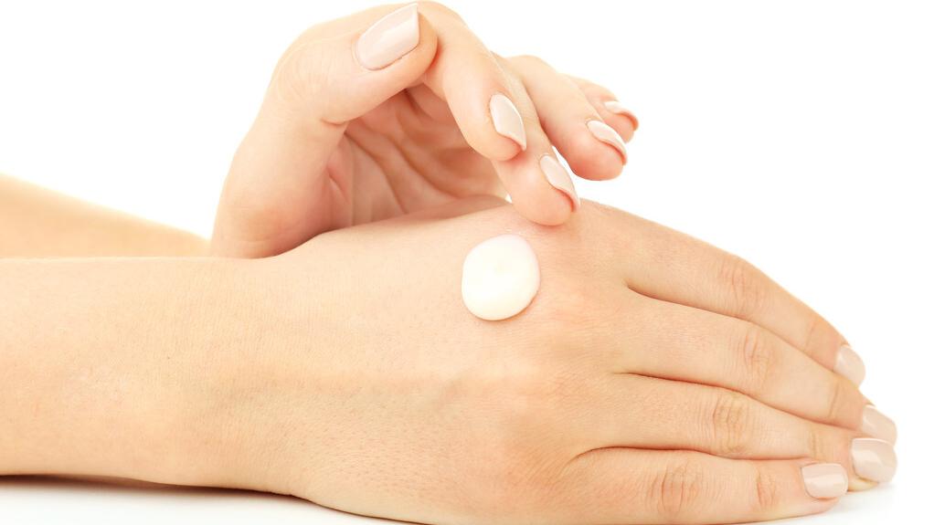 手上皮下有水泡不痒干了又脱皮,手上长小水泡很痒怎么治疗啊