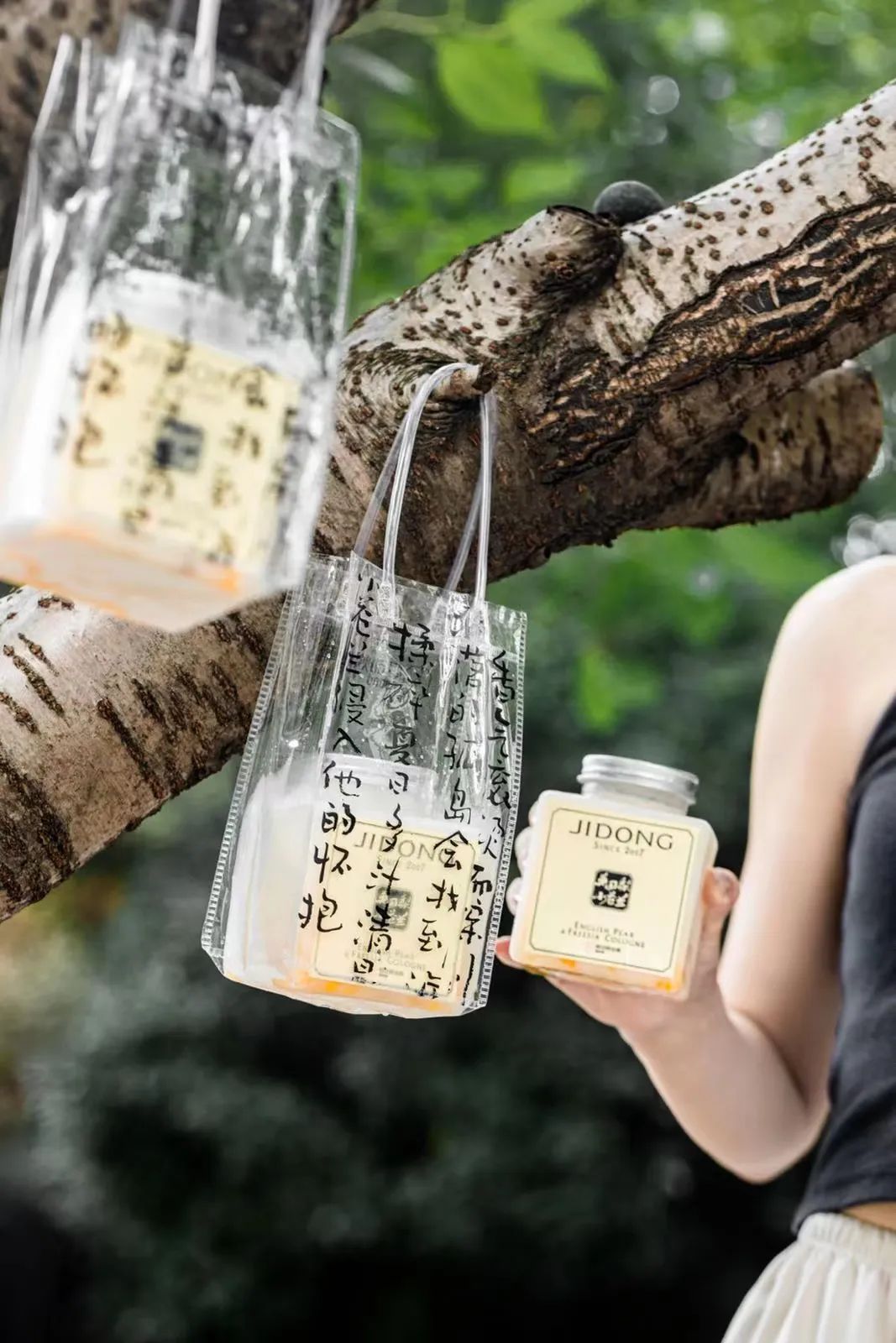 2天卖出50万杯会发光的“小苍兰香水茶”火爆抖音又一秋季爆款？