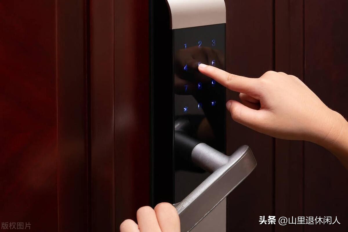 五一去趟儿子家，发现我的门锁指纹识别被删除了，逃离后我悟到了