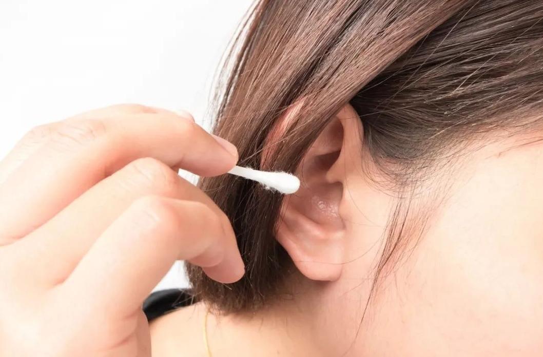 耳朵痒掏不出东西暗示这几个问题,耳朵老是毫无征兆的痒冒水