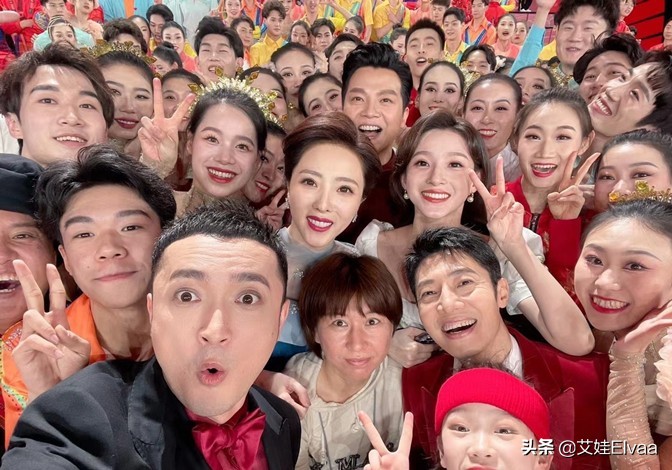 马凡舒央视春晚服装,春晚马凡舒缎面裙