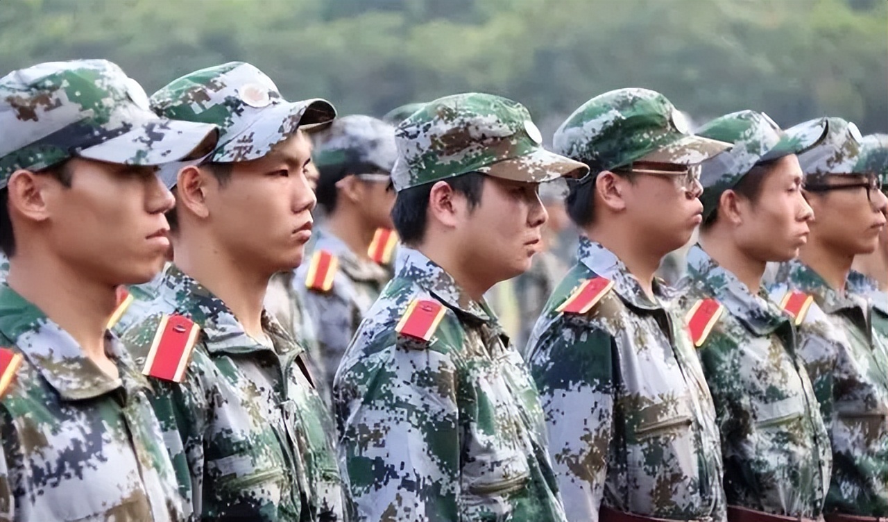 军训时教官逼学员喝烟灰水后续,教官让学生喝饮料