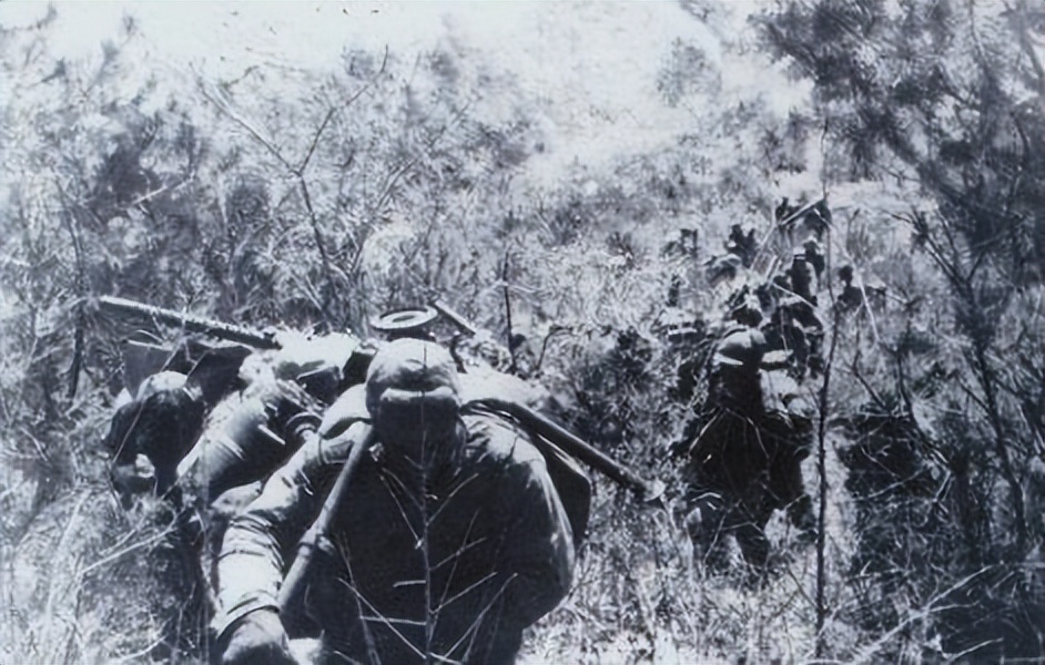 1952年,被美国报纸头条刊登为“杀人魔王”,仅一人杀敌120余名