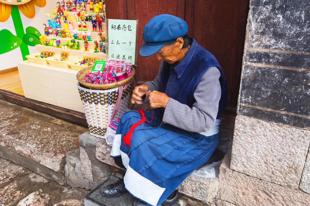 丽江古城一家客栈,丽江古城哪一家客栈门口有个大树