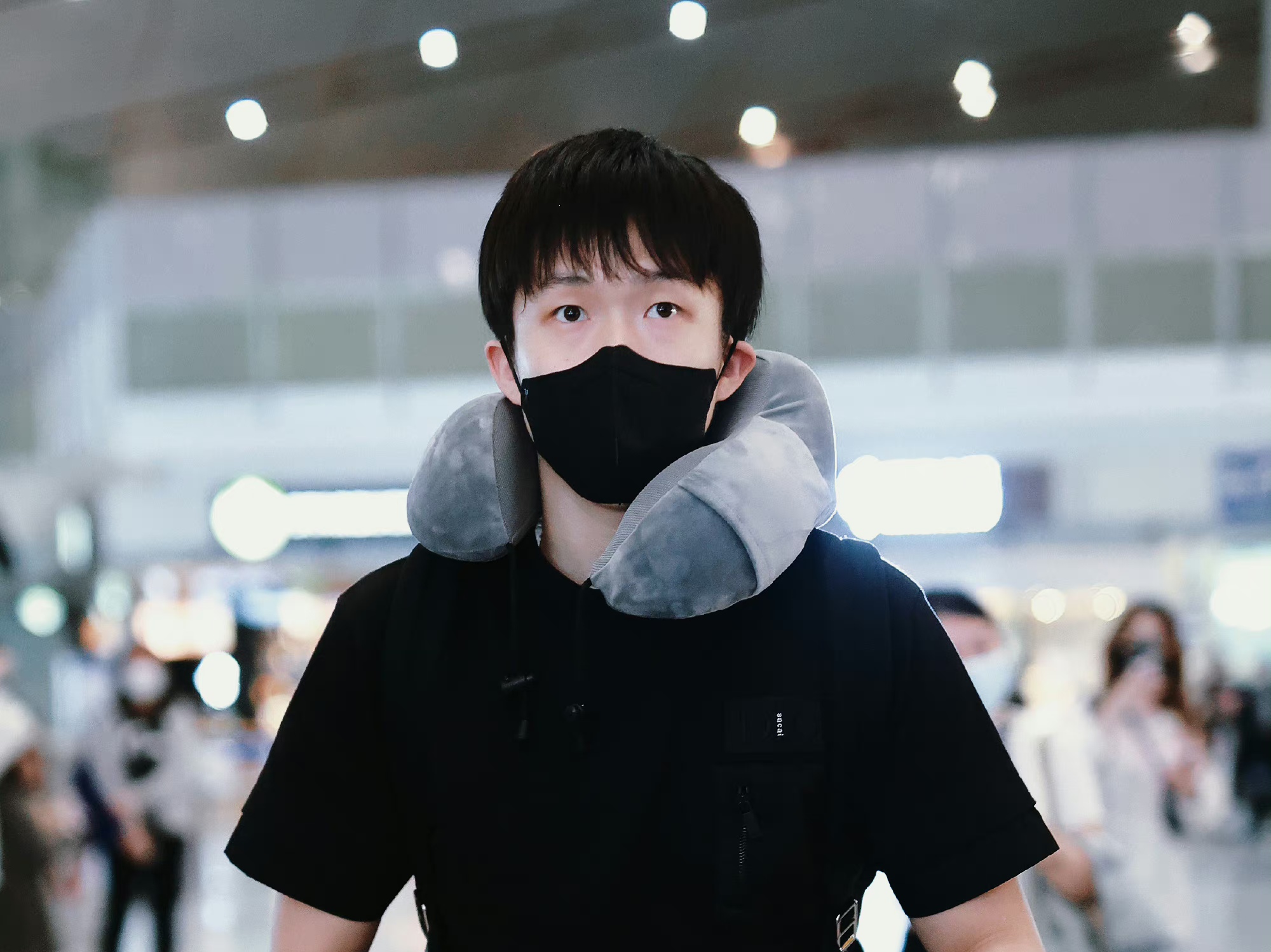 国乒孙颖莎打球王楚钦观看,国乒出征世乒赛孙颖莎图片