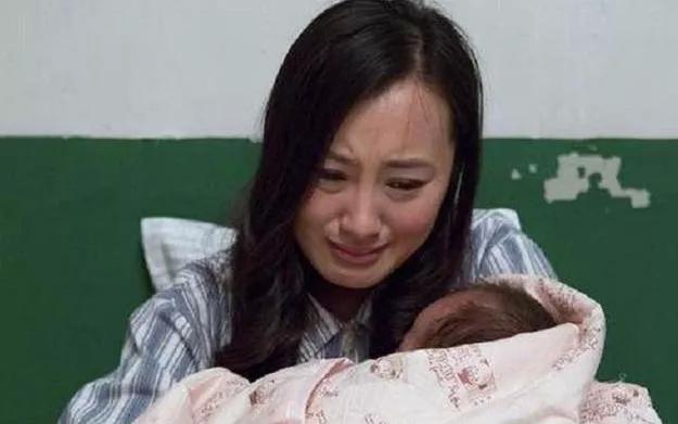 睡楼梯，啃馒头，攒钱给男友买28年的生日礼物，结局早已注定