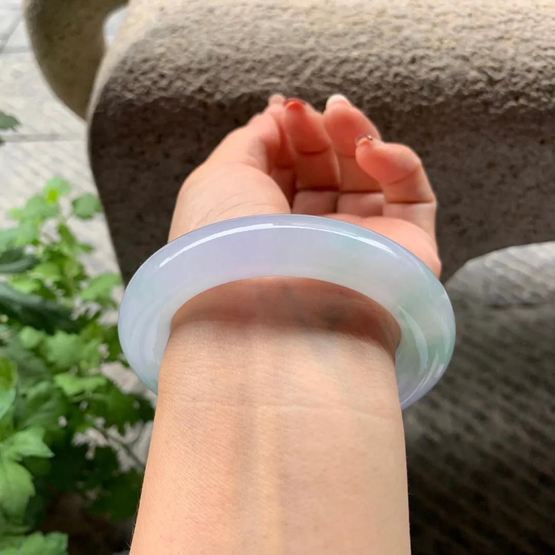 淡春彩手镯,淡春彩冰糯种翡翠手镯价值