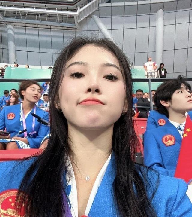 吴艳妮被偶遇，生图身材魁梧壮实，戴大颗粒钻石项链很奢华