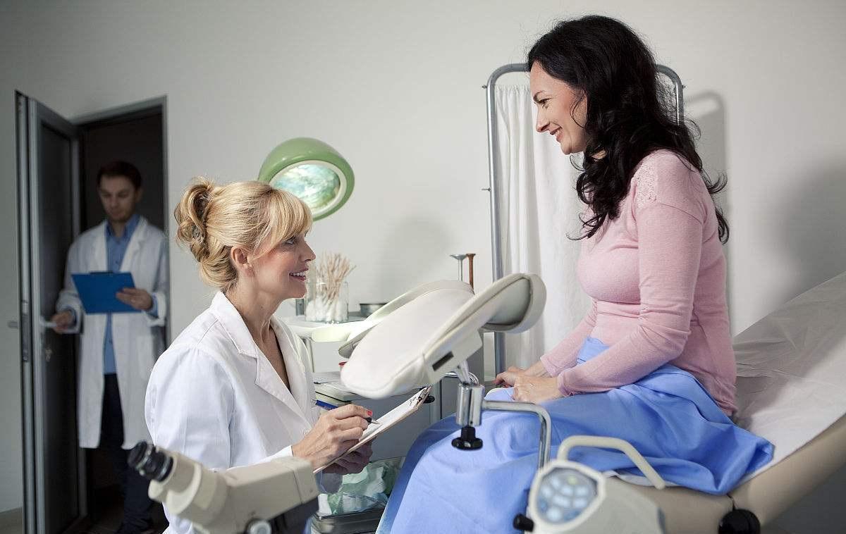 女人最近长痘痘怎么回事,女性背后长痘痘的原因及解决方法