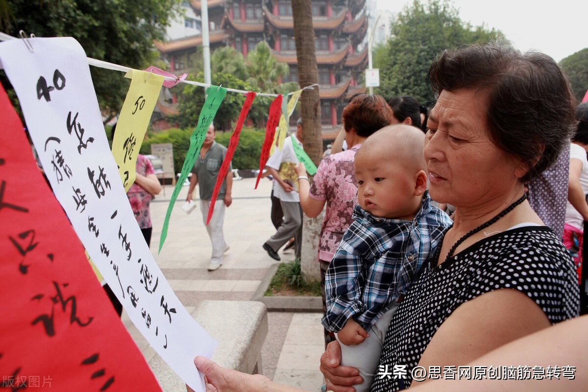 头戴红帽身穿白袍打一动物,身穿黄斑大皮袄打一动物
