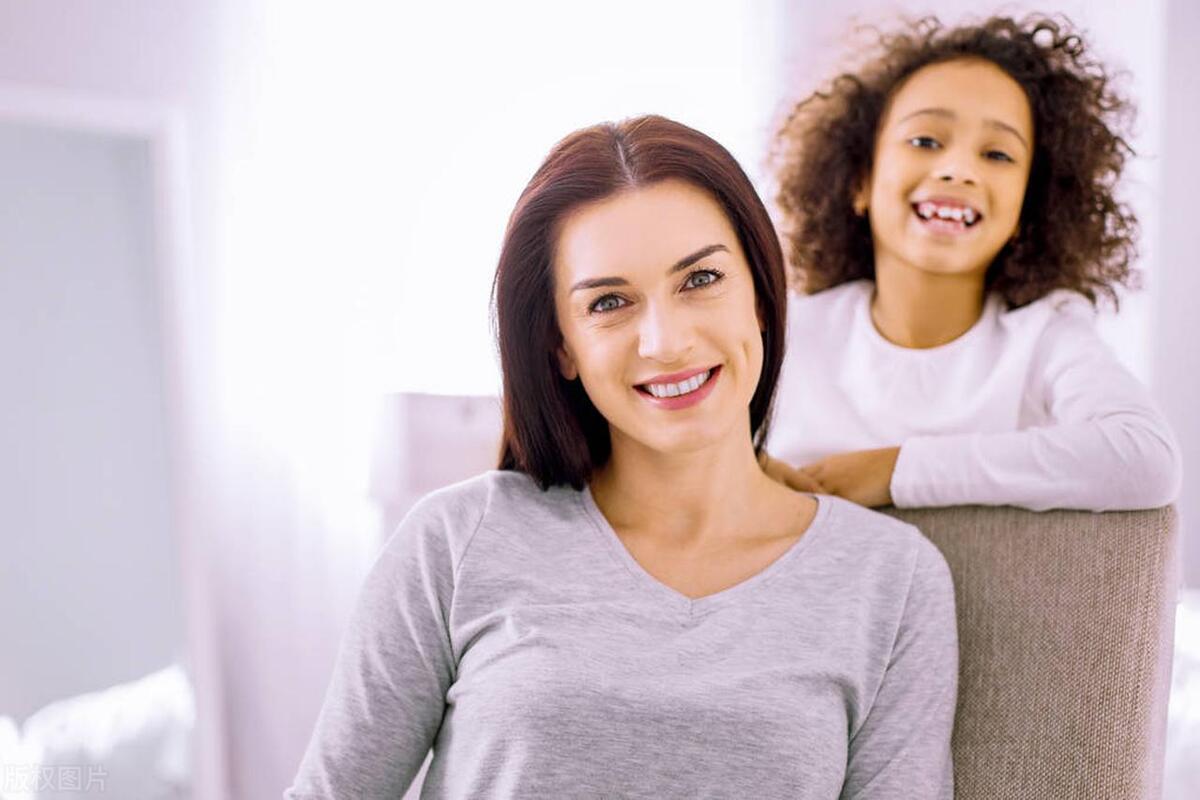 女儿很黑被人嘲笑很自卑,女儿皮肤黑被同学嘲笑