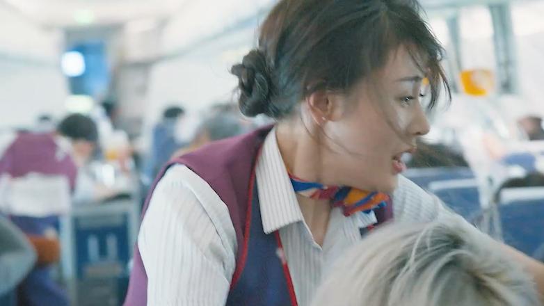 飞机挡风破裂数百人被困万米高空,玻璃破裂飞机迫降视频