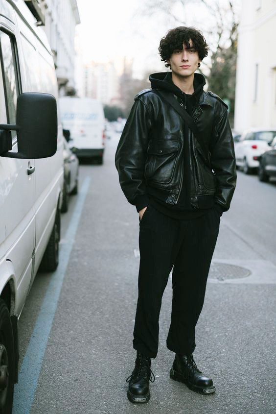 今年秋冬穿皮衣，流行“一身黑”的搭配，这些造型时髦又显男人味