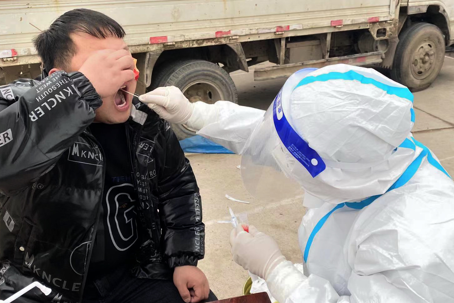 河北霸州中口医院医生与志愿者协同配合采集核酸受到村民赞扬