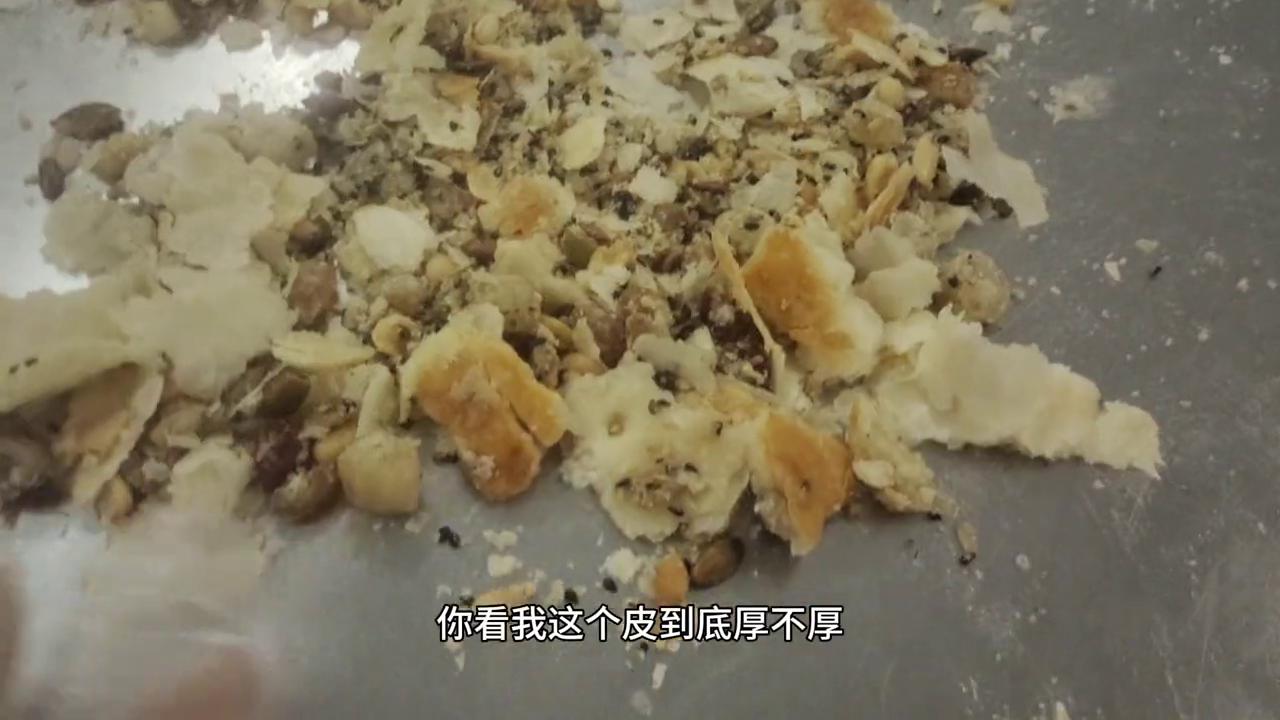 今天给大家测试我家的月饼硬不硬，用手捏一把就知道了