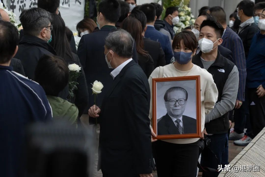 近万香港人排队悼念江爷爷！这一幕感动全国