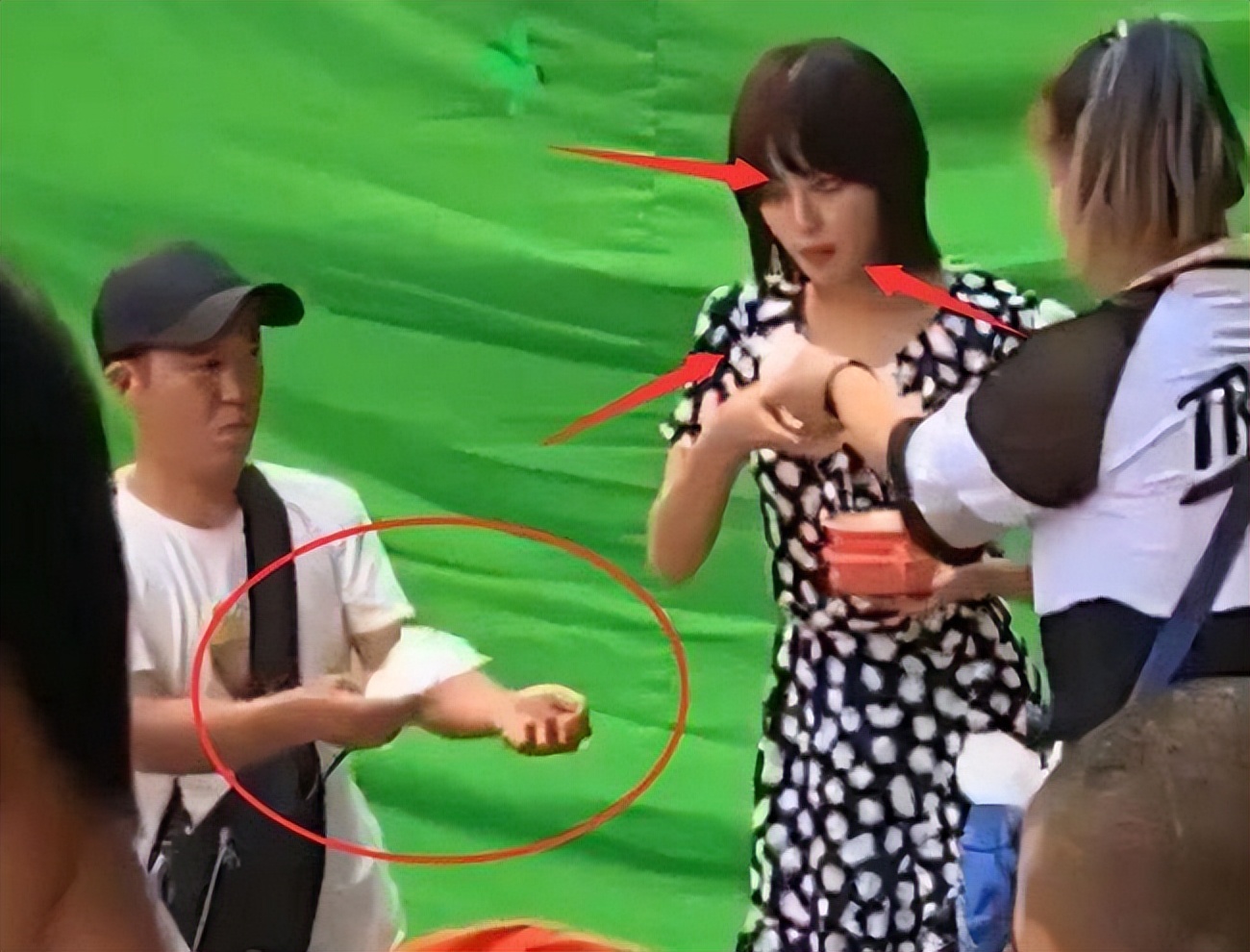 国民女明星招全能助理，月薪3300，男顶流让女助理手洗内衣