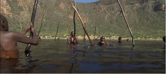 非洲的盐有多贵？200斤盐能换五头牛，但采盐工的艰辛难以想象