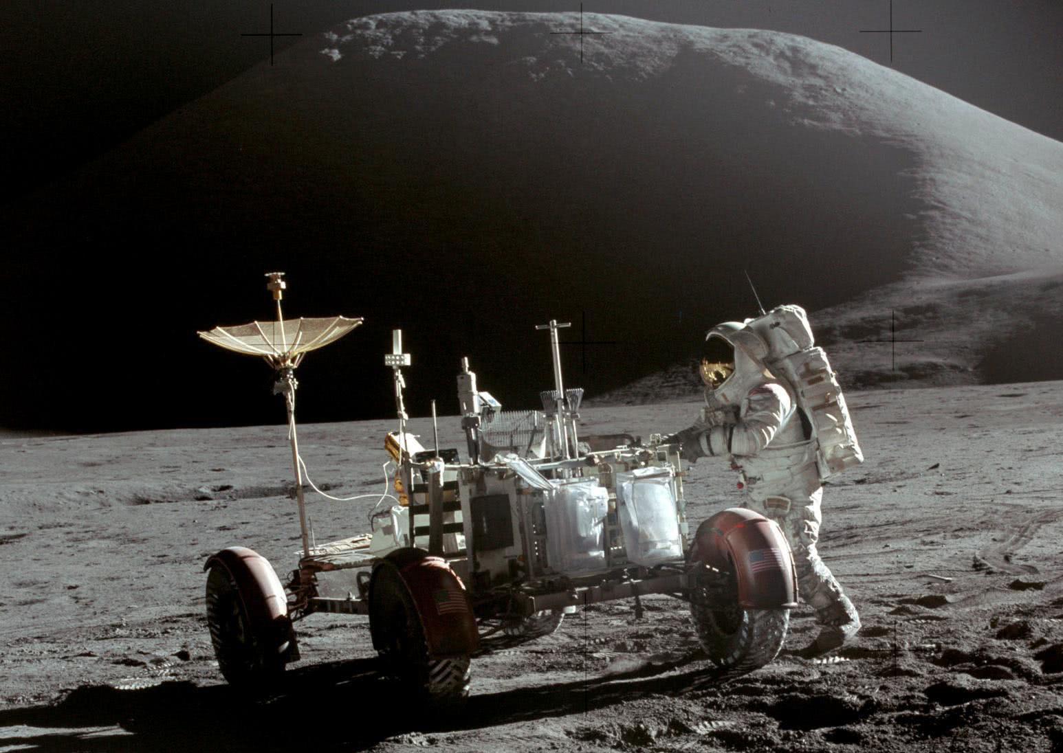 马斯克回应阿波罗登月,马斯克质疑登月视频