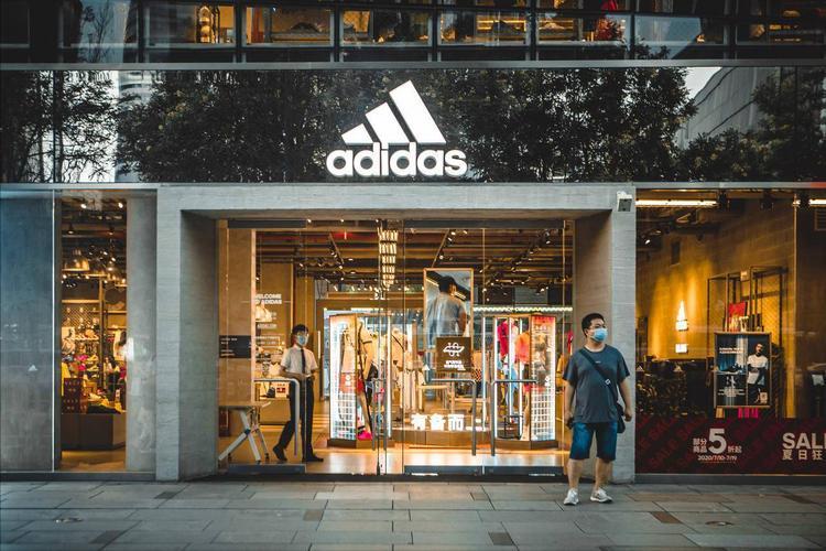 阿迪耐克市场滑落国潮崛起,阿迪耐克排行榜