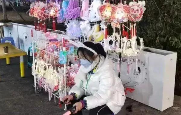 女子摆摊一年赚200万,女孩春节摆摊半月赚万元