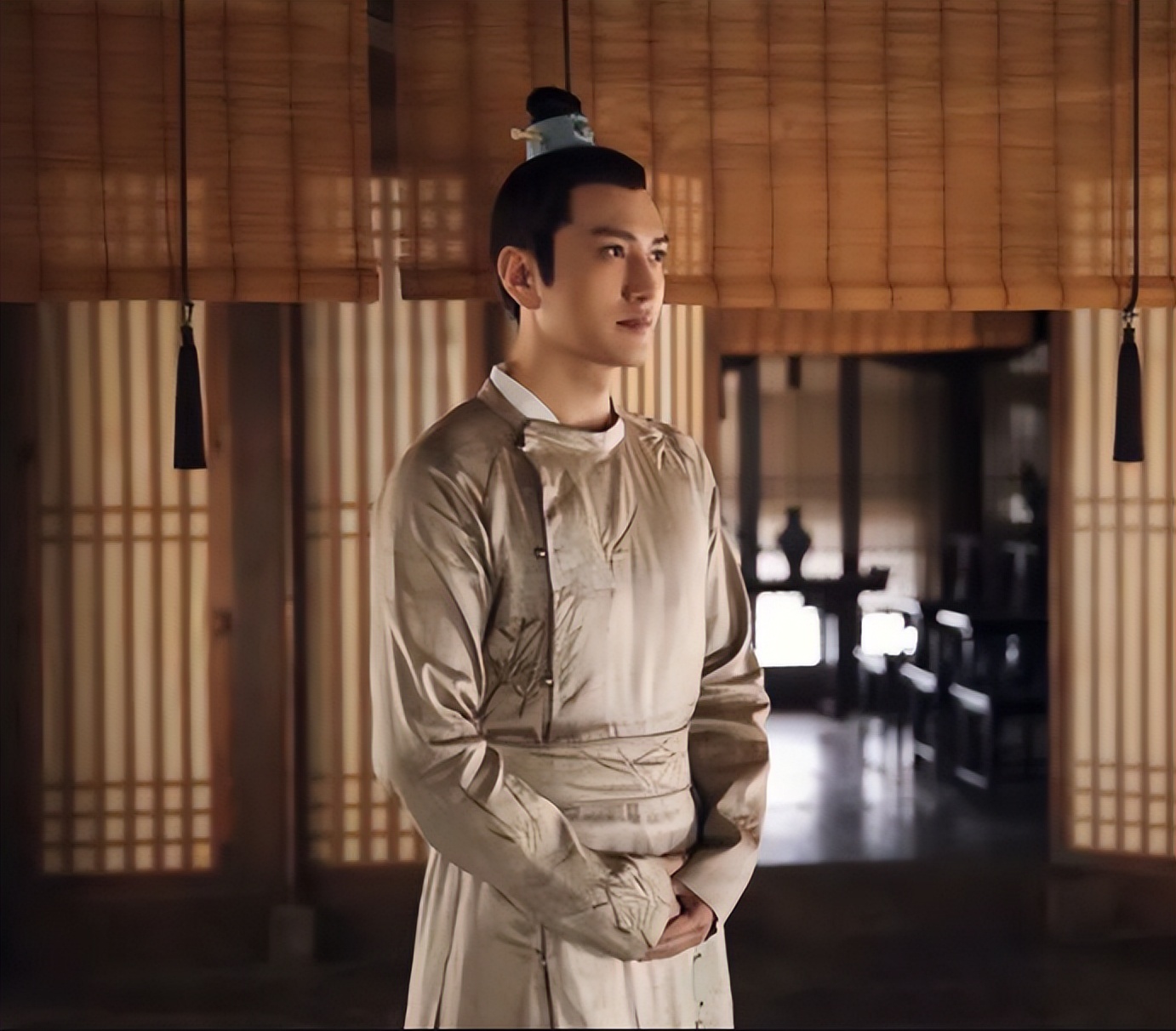 古人衣摆很长，经常拖在地上，他们不怕把衣服弄脏吗？答案很简单