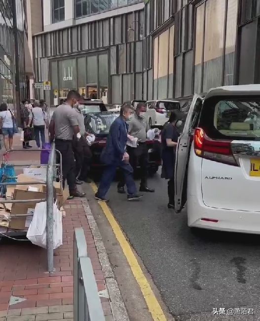 铜锣湾偶遇香港大佬刘銮雄,刘銮雄出门带几个保镖