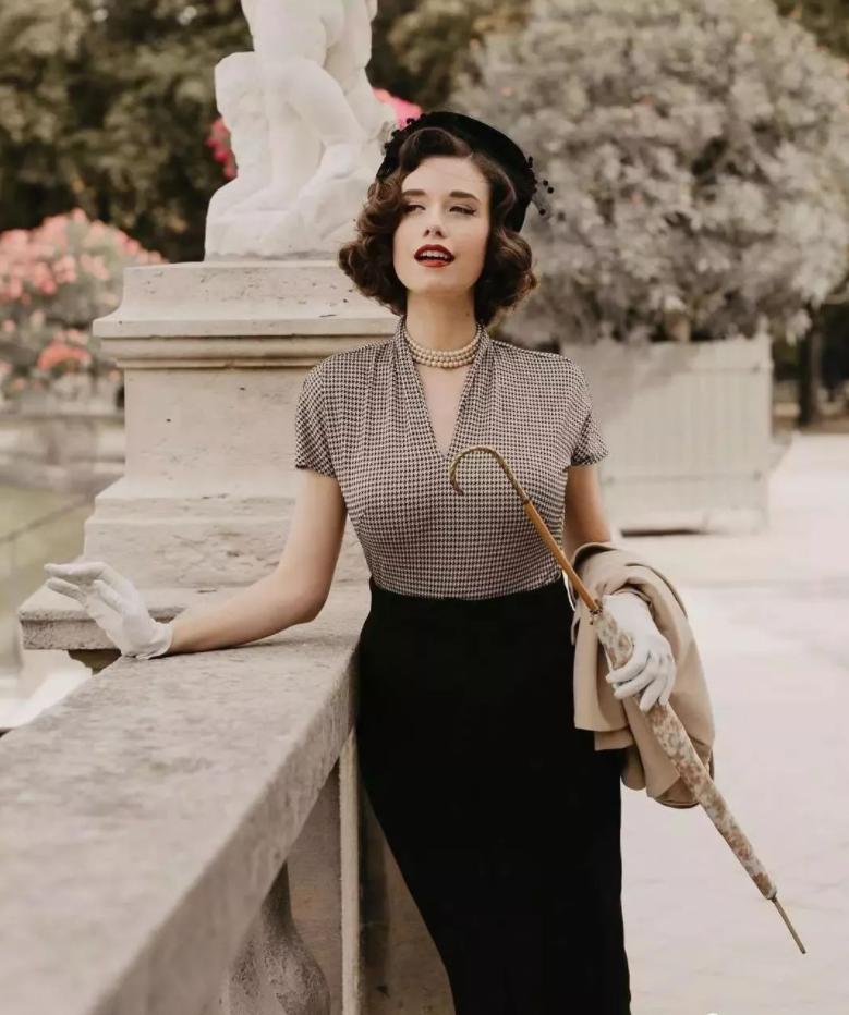 涓栫晫绗竴鑸炲绌跨传鑹茬殑瑁欏瓙,涓栫晫绗竴鑸炲鎯婅壋鍏ㄥ満鍥炴斁