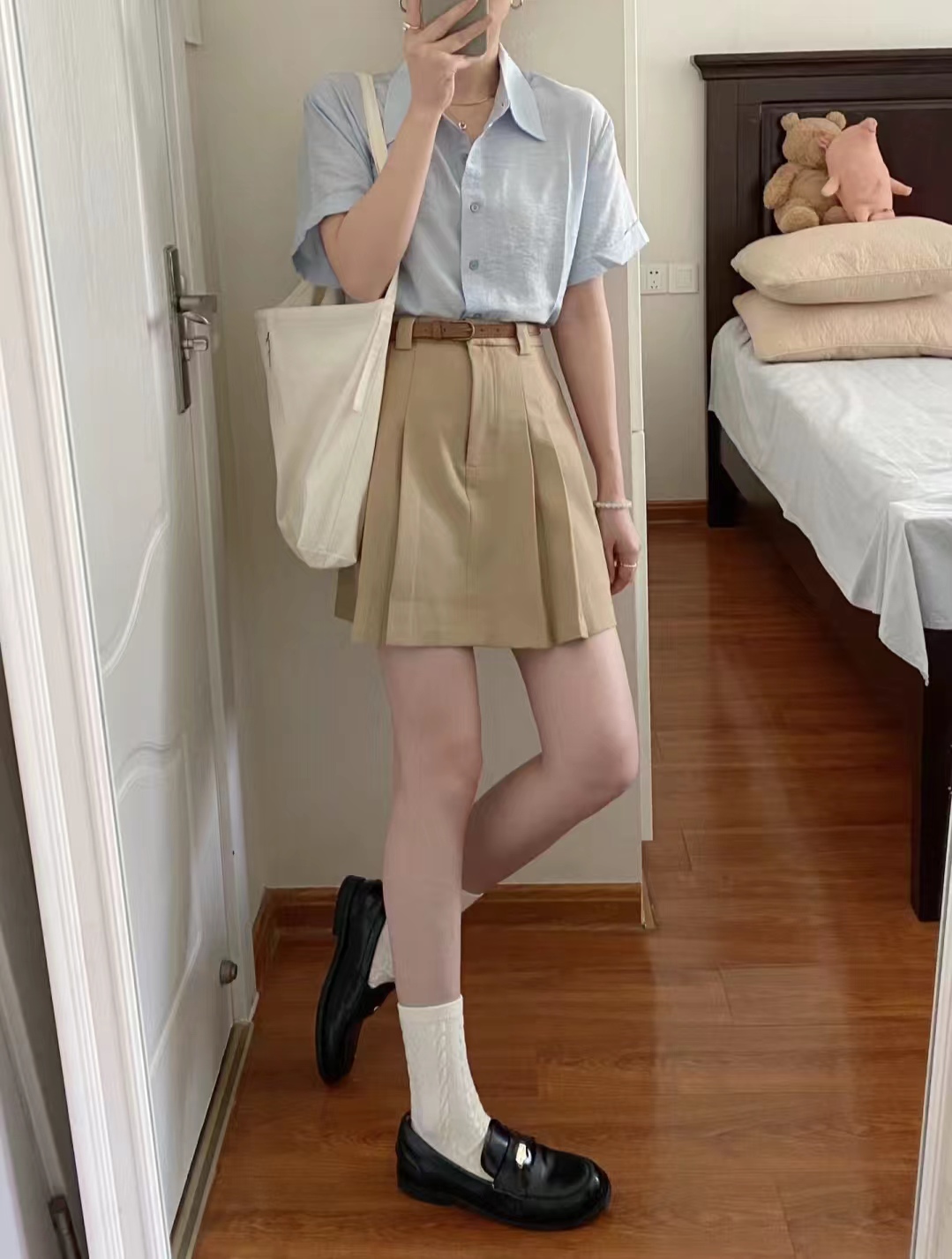 卡其色衣服怎样搭出高级感,早秋卡其色长袖衬衫外套高级穿搭