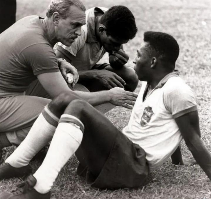 推动足球发展的人,足球球星职业生涯暮年的心酸时刻