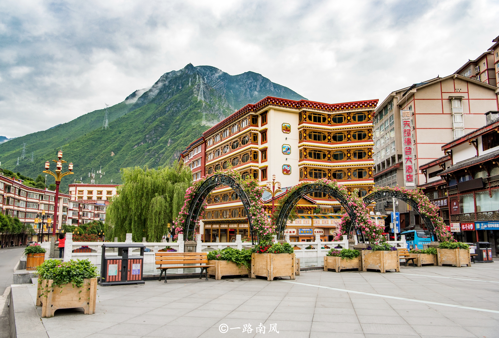 海拔2560米的四川康定城,环境不输云南丽江,游客却并不多