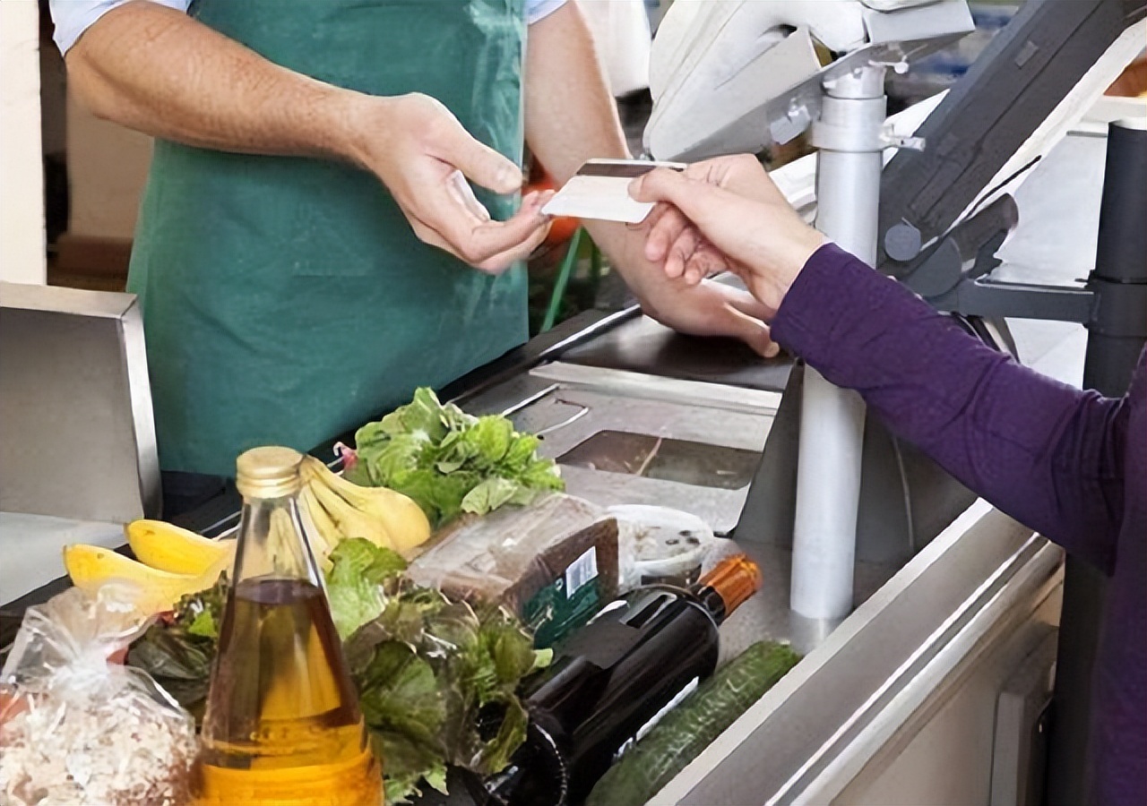 超市盗窃10倍赔偿有依据吗,在超市先喝水后结账算盗窃罪吗