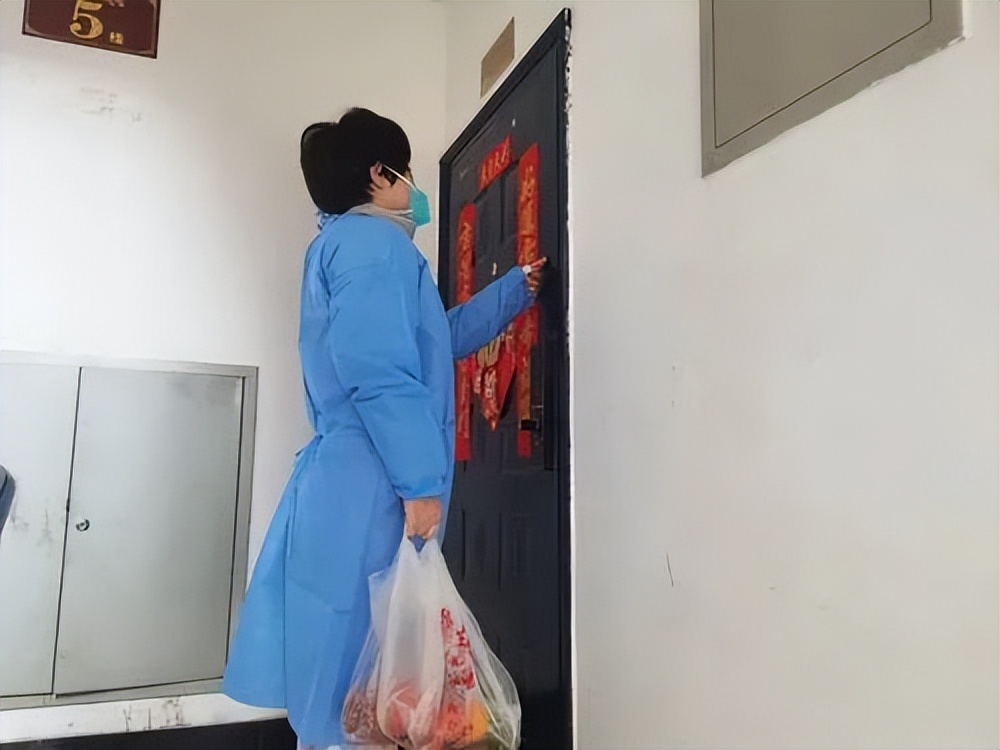 网格员变身快递员爱心服务暖人心,关注社区网格员