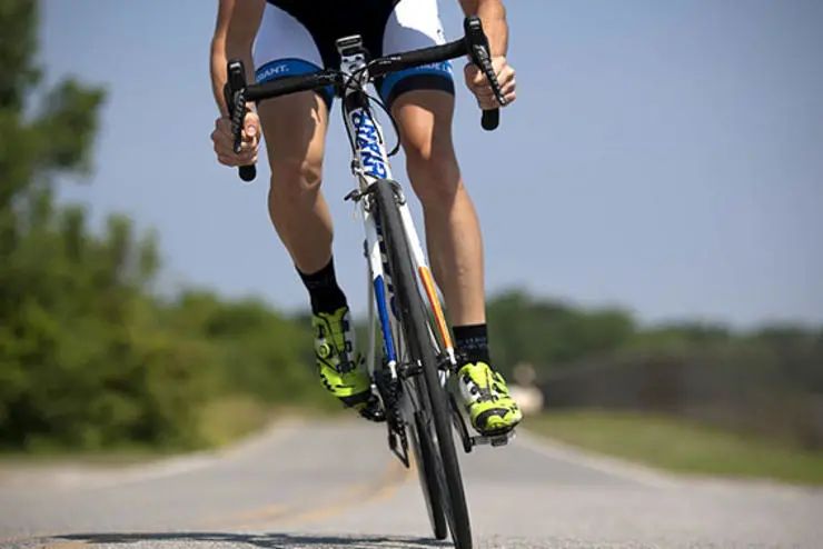 骑车大腿抽筋是什么症状,骑车抽筋怎么拉伸