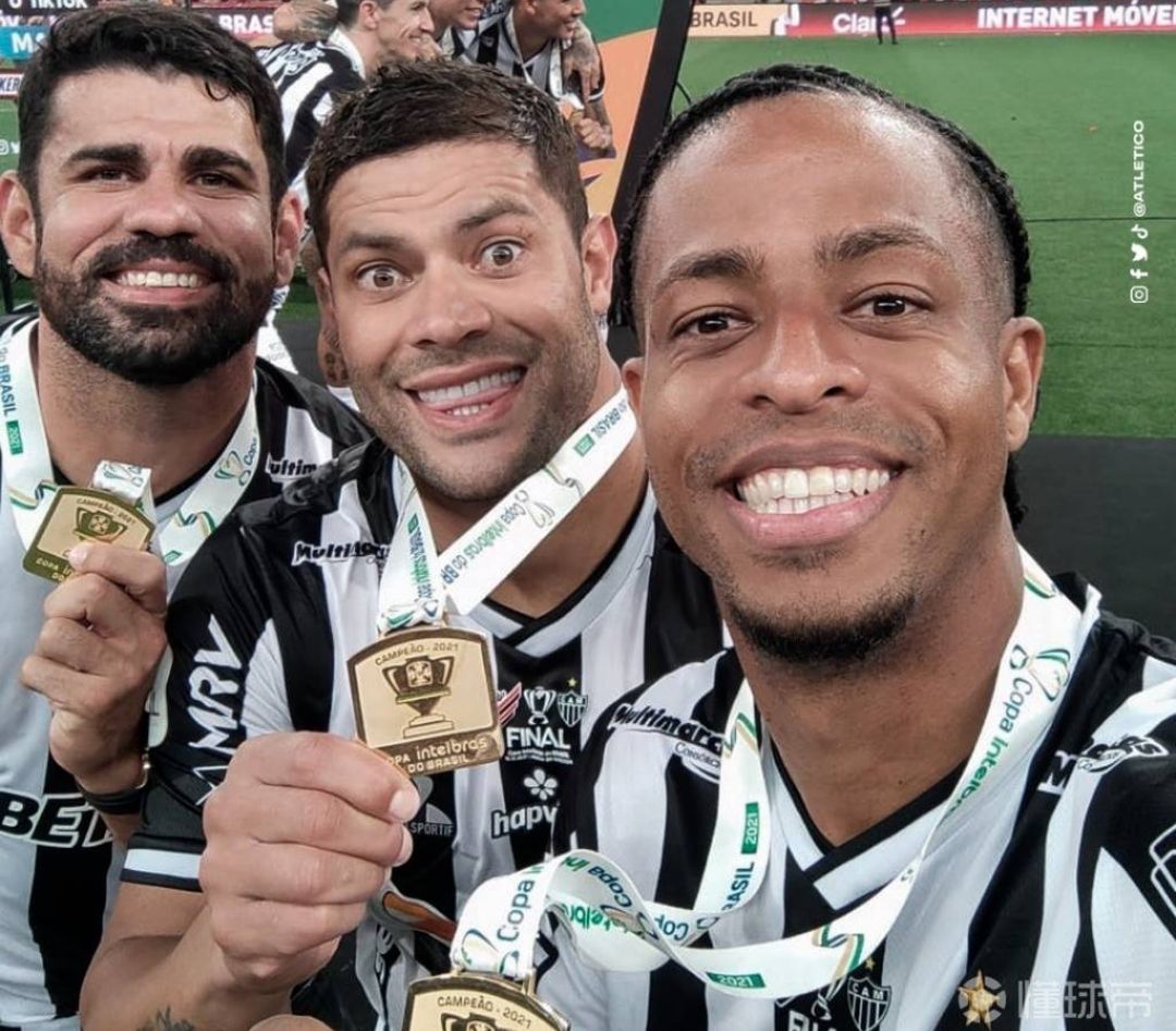 还敢笑话中超？前海港球员巴甲大杀四方，双冠王加MVP，真大腿