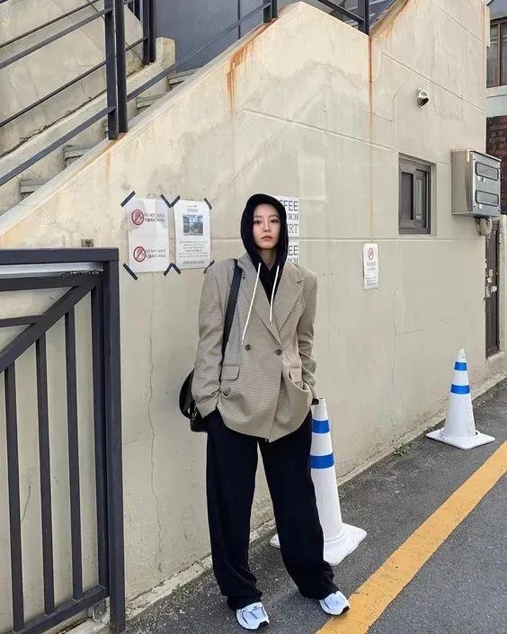 粉红卫衣穿搭女春秋套装,粉色连帽卫衣套装内搭