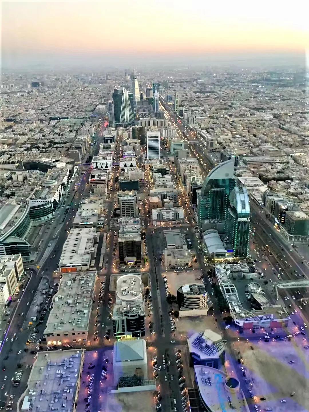 沙特是名副其实的石油王国,沙特阿拉伯富裕的石油王国