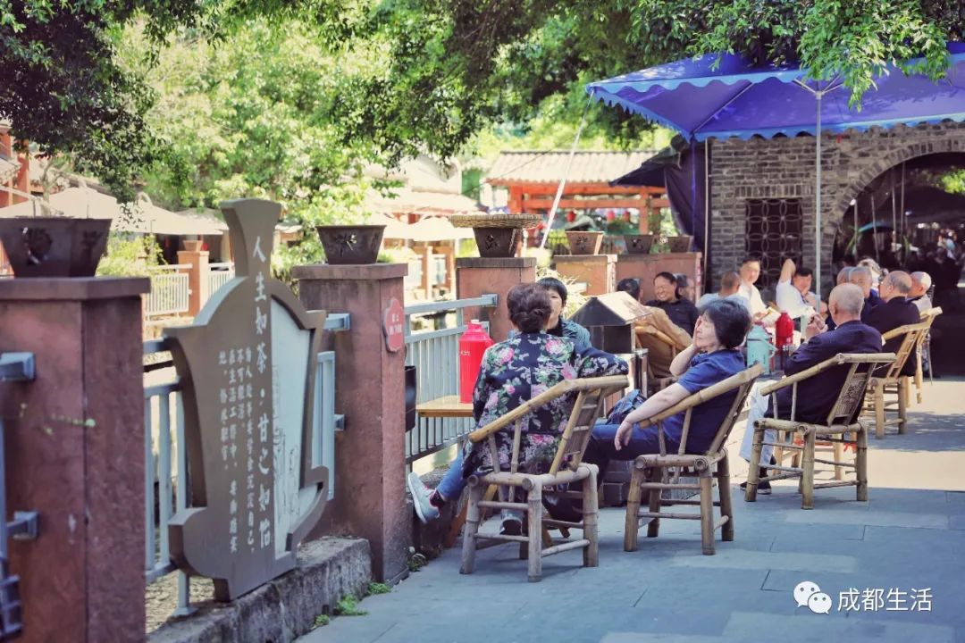 12条时髦老街，长满晒太阳的成都人