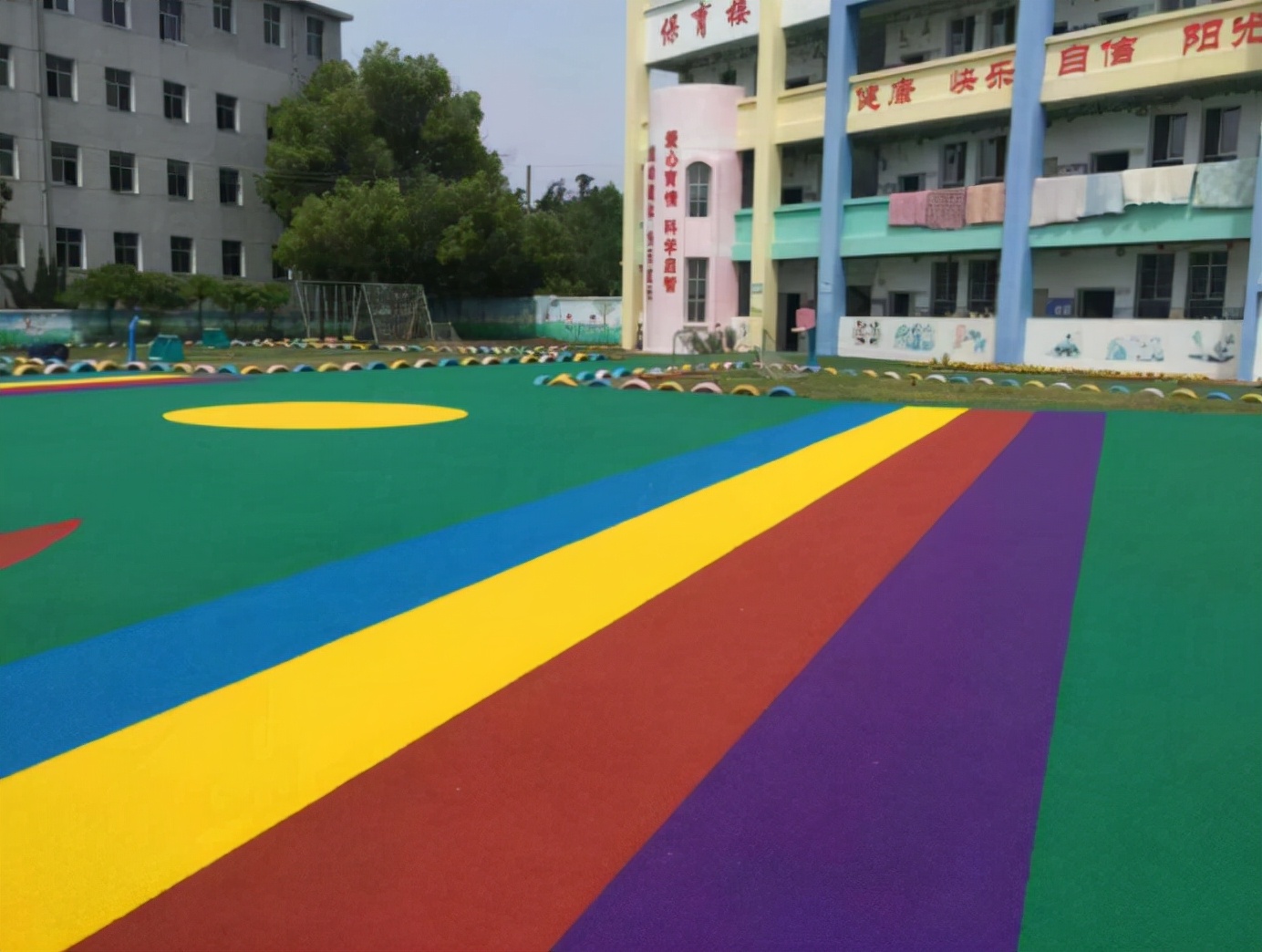幼儿园的地面铺的是什么,幼儿园游乐场地面铺什么材料