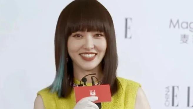 因为肩塌而红毯翻车的女明星,各个女星的红毯穿衣事故