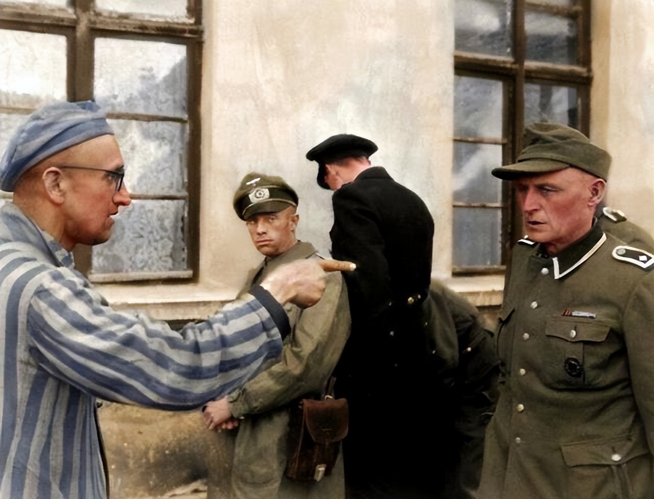 奥斯维辛集中营骨瘦如柴的犹太人,二战战争中给军人擦皮鞋老照片