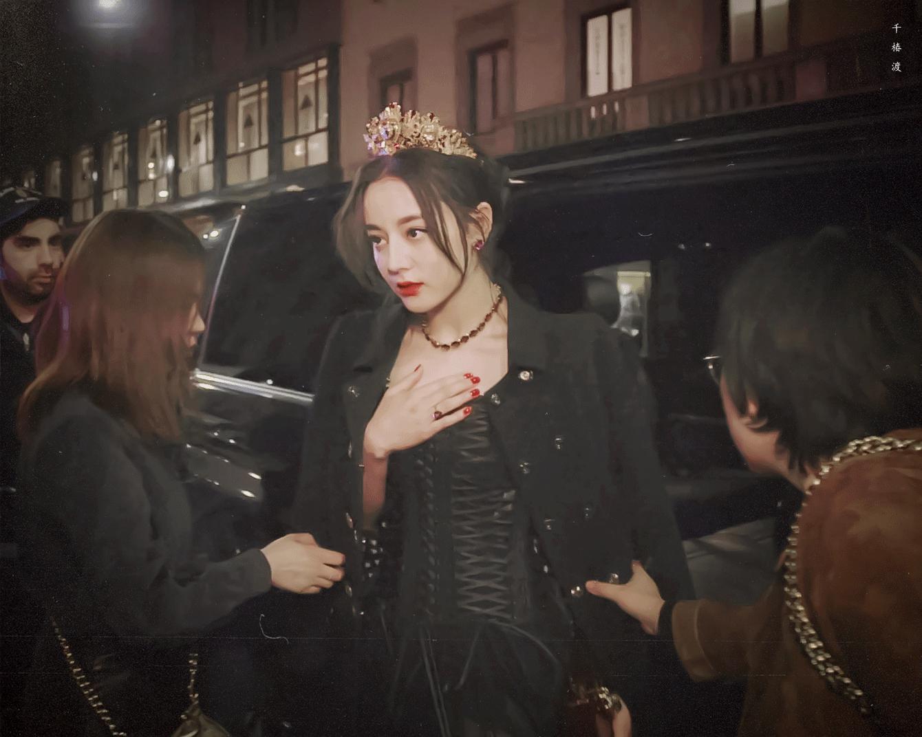 “酥胸半露”却偏要捂着,故作矜持,有一种尴尬叫迪丽热巴玩性感