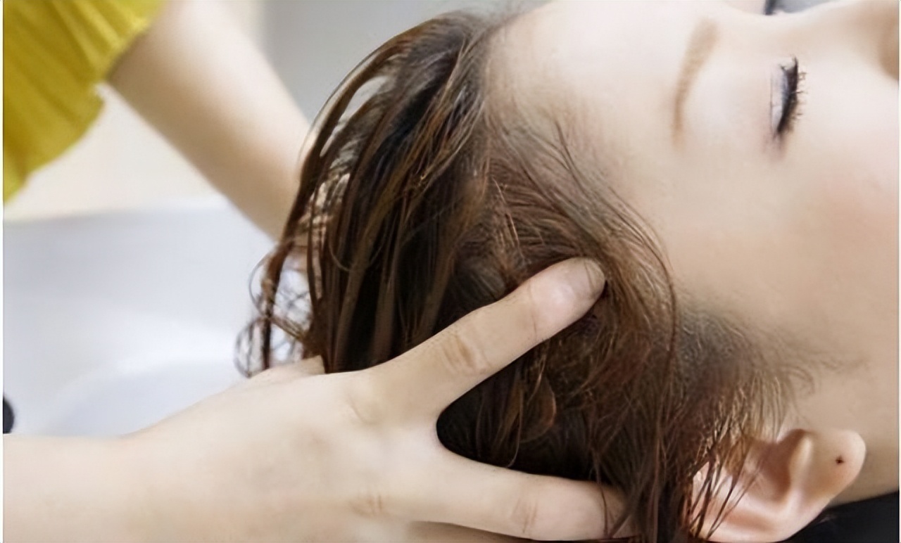 头皮上总是长疙瘩脓包是怎么回事,头皮上经常有疙瘩和脓包怎么回事