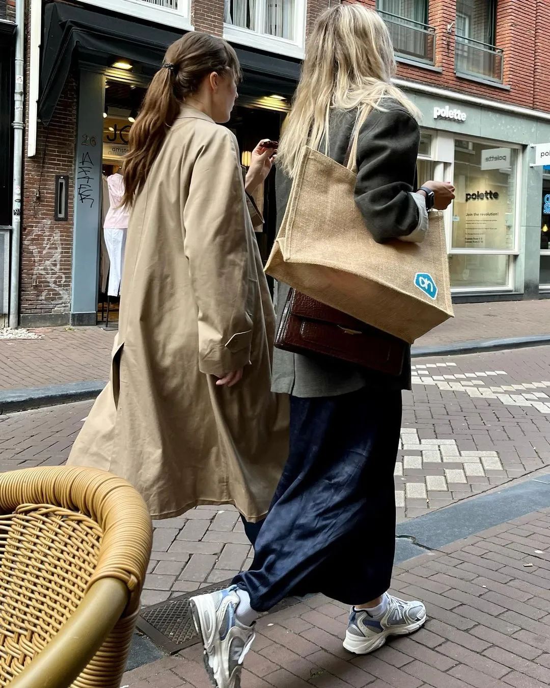 “穿越”到欧洲街头，我发现时髦的普通人们其实在穿这三双鞋子！