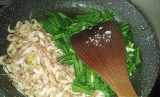 韭菜炒小河虾的做法教程,韭菜炒河虾正宗做法