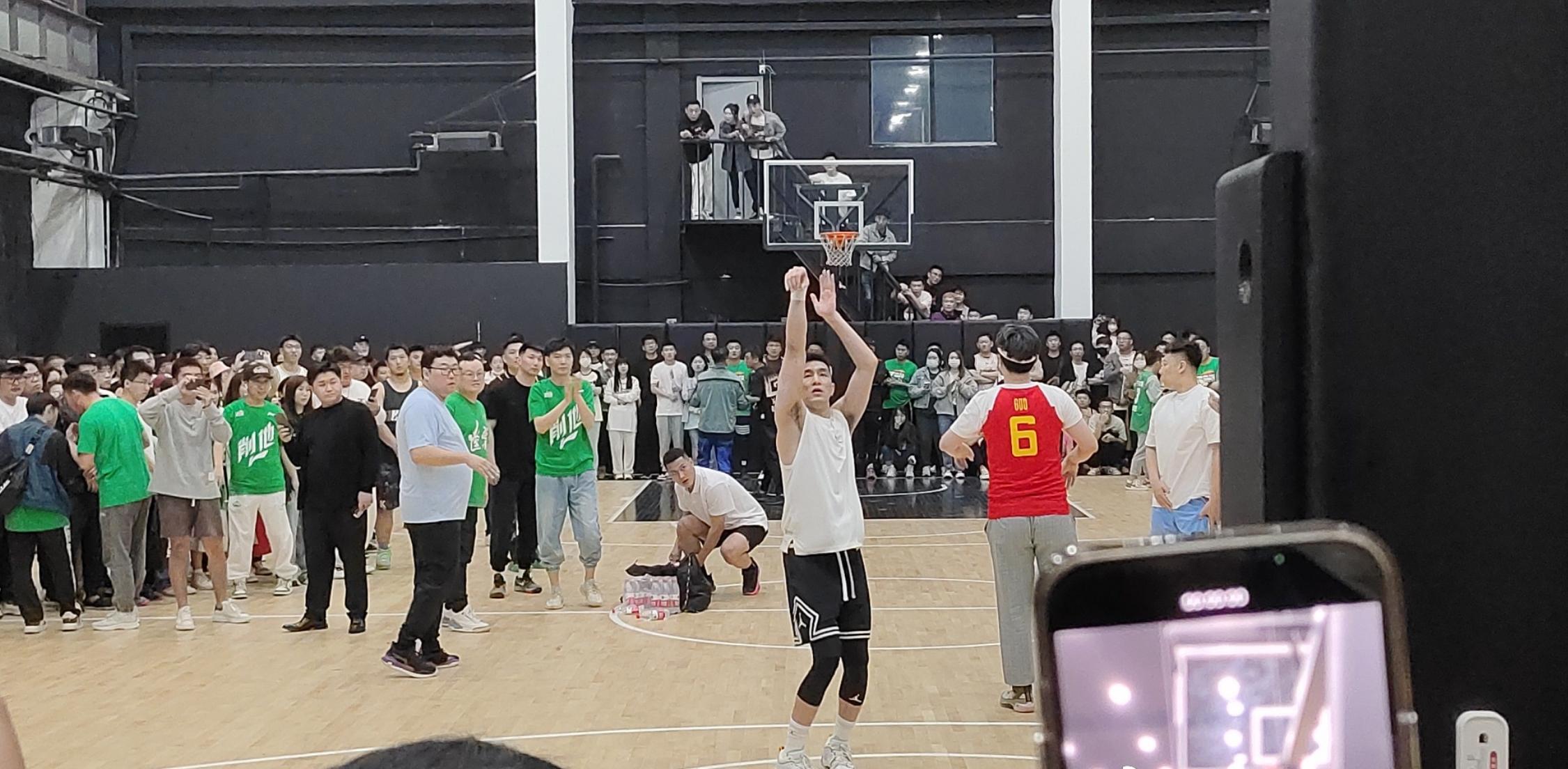 郭艾伦夺冠回沈阳机场穿的短裤,郭艾伦重回赛场观众欢呼声