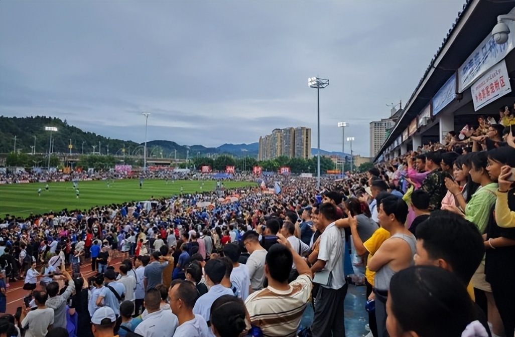 直击贵州村超足球之夜直播回放,贵州村超球员赛场拼搏