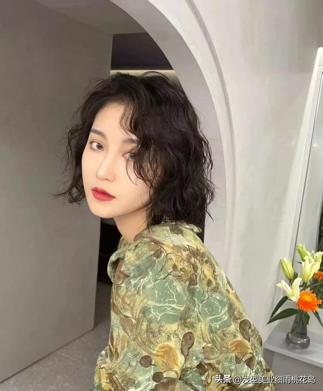 短发微烫显气质的图片,短发烫显发量多