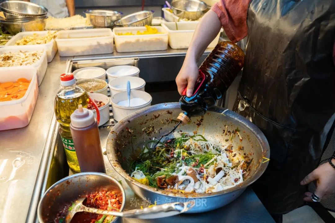 红河州有个“凉菜西施”，4㎡的小摊火了15年，一个月能卖10吨菜