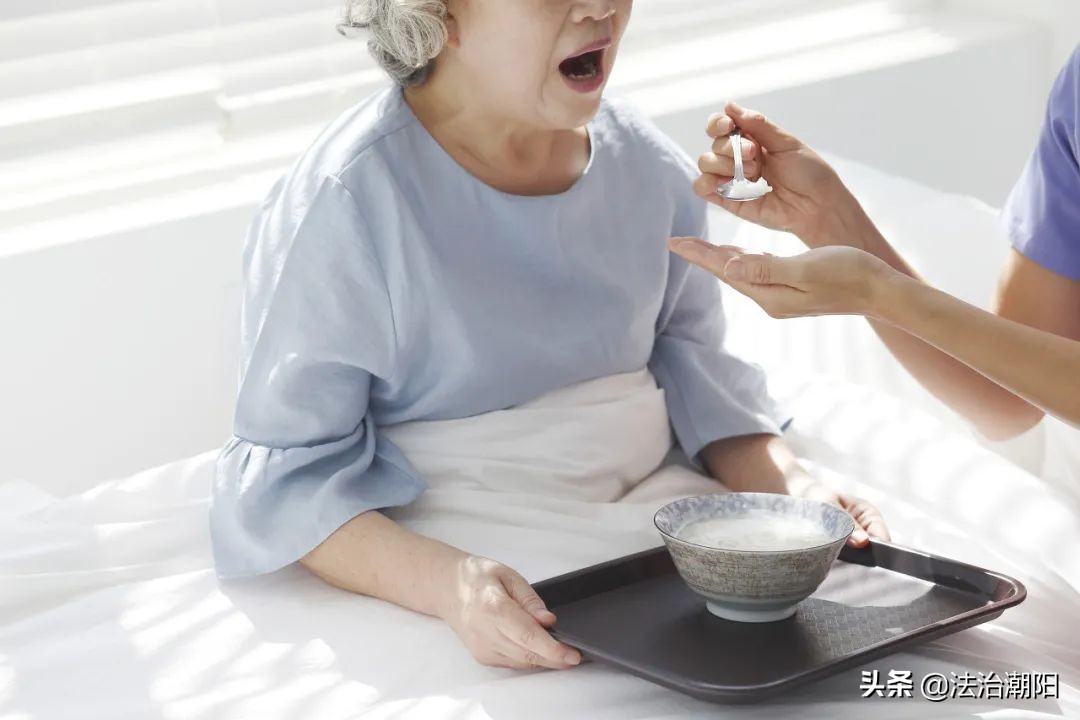 异物卡喉的急救方法海姆立克案例,异物卡喉海姆立克急救法